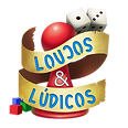 Logotipo da Loucos e Lúdicos, com um peão vermelho, rodeado por um pergaminho com o nome, dois dados e cubos coloridos.