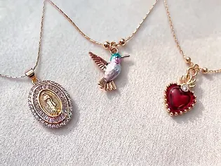 bisuteria-mayoreo-collares-pulseras-rosarios.webp