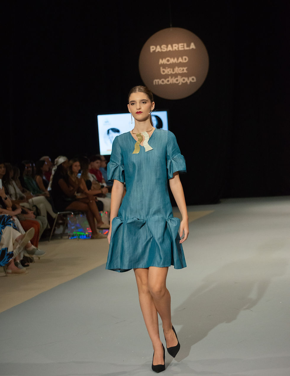 Miniatura: Vestido con Volúmenes