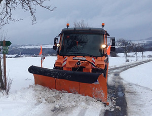 Unimog mit Schiebeschild