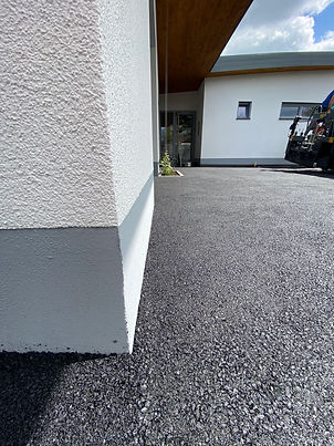 Wir bieten auch
Asphalteinbau von Hand an!