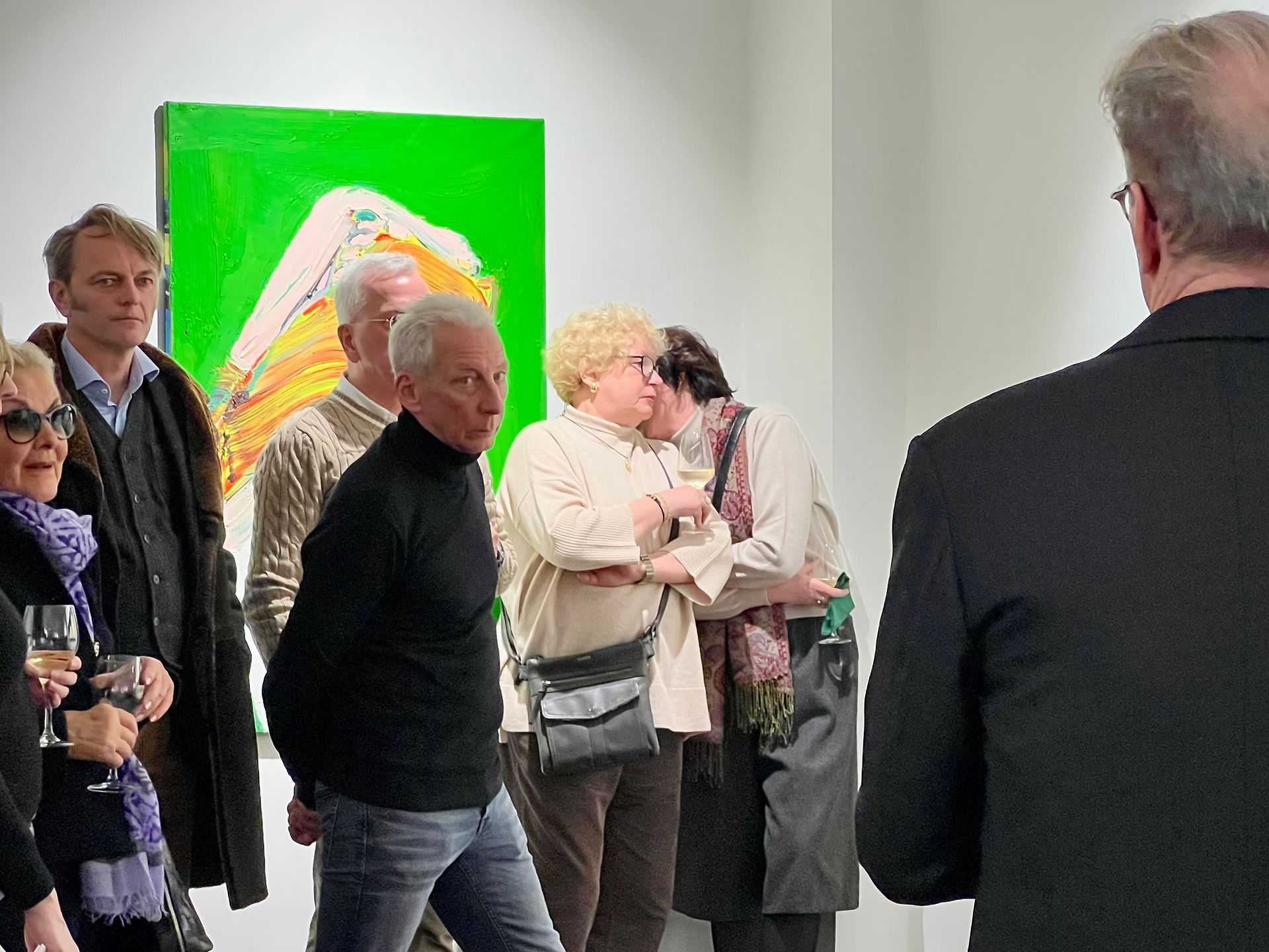 Cornelius Völker und Gäste verfolgen den Vortrag des Galeristen Klaus Gerrit Friese zum Werk von Völker