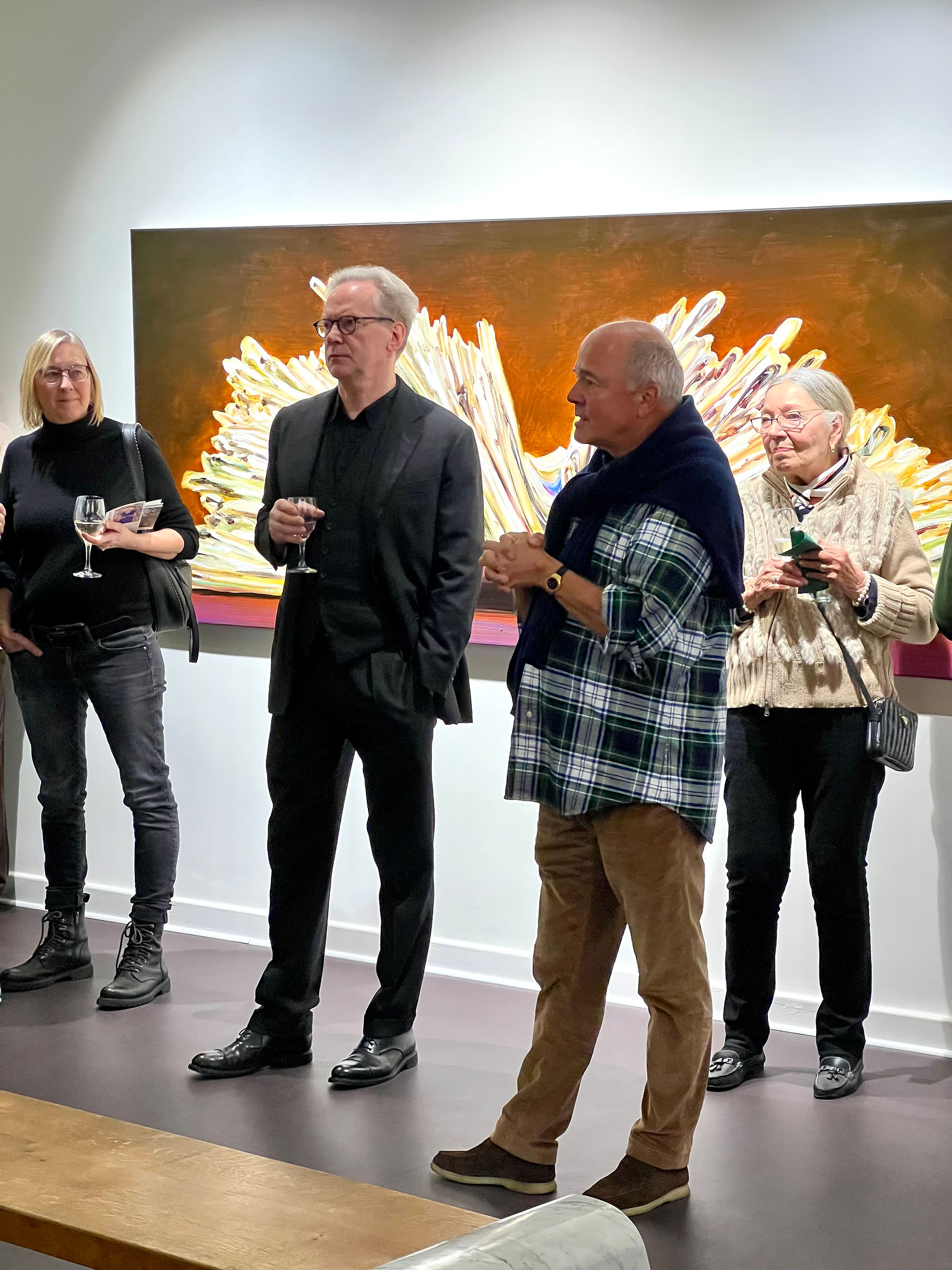 Andreas Deilmann begrüßt den Galeristen Klaus Gerrit Friese bei der Vernissage #3 in der Sammlung Deilmann