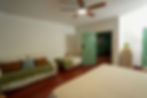 Habitaciones ginebra valle con camas, sofá y ventilador.