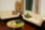 Sala de estar con sofás y juegos de mesa en habitaciones ginebra valle.