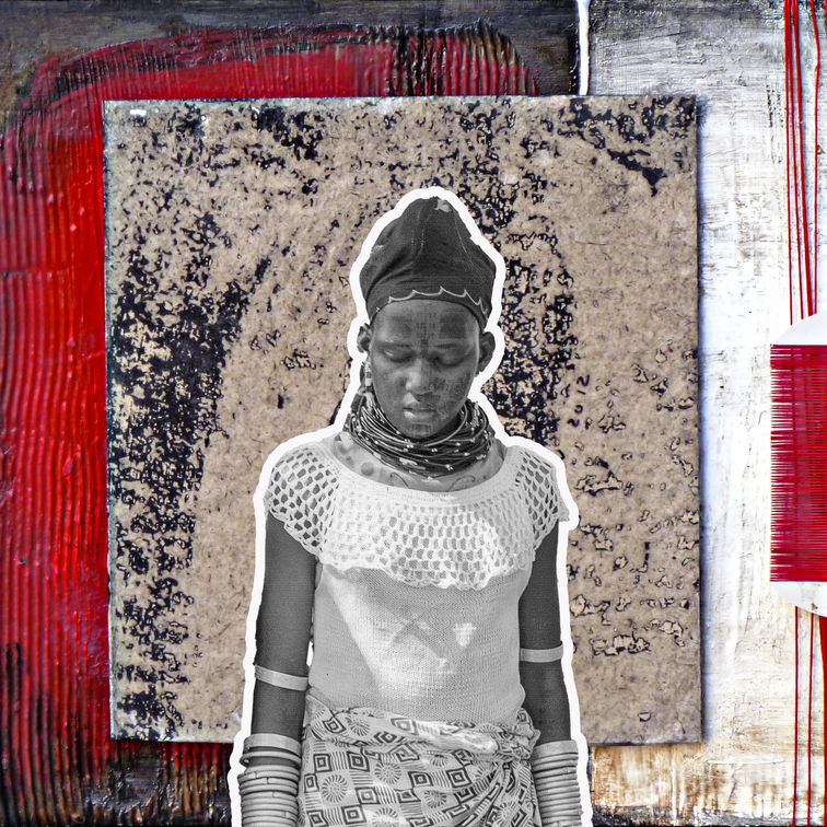 Œuvre mixte avec photographie d’une femme afrodescendante, figure de poto mitan, entourée de fils rouges et de matériaux recyclés évoquant mémoire et transmission.