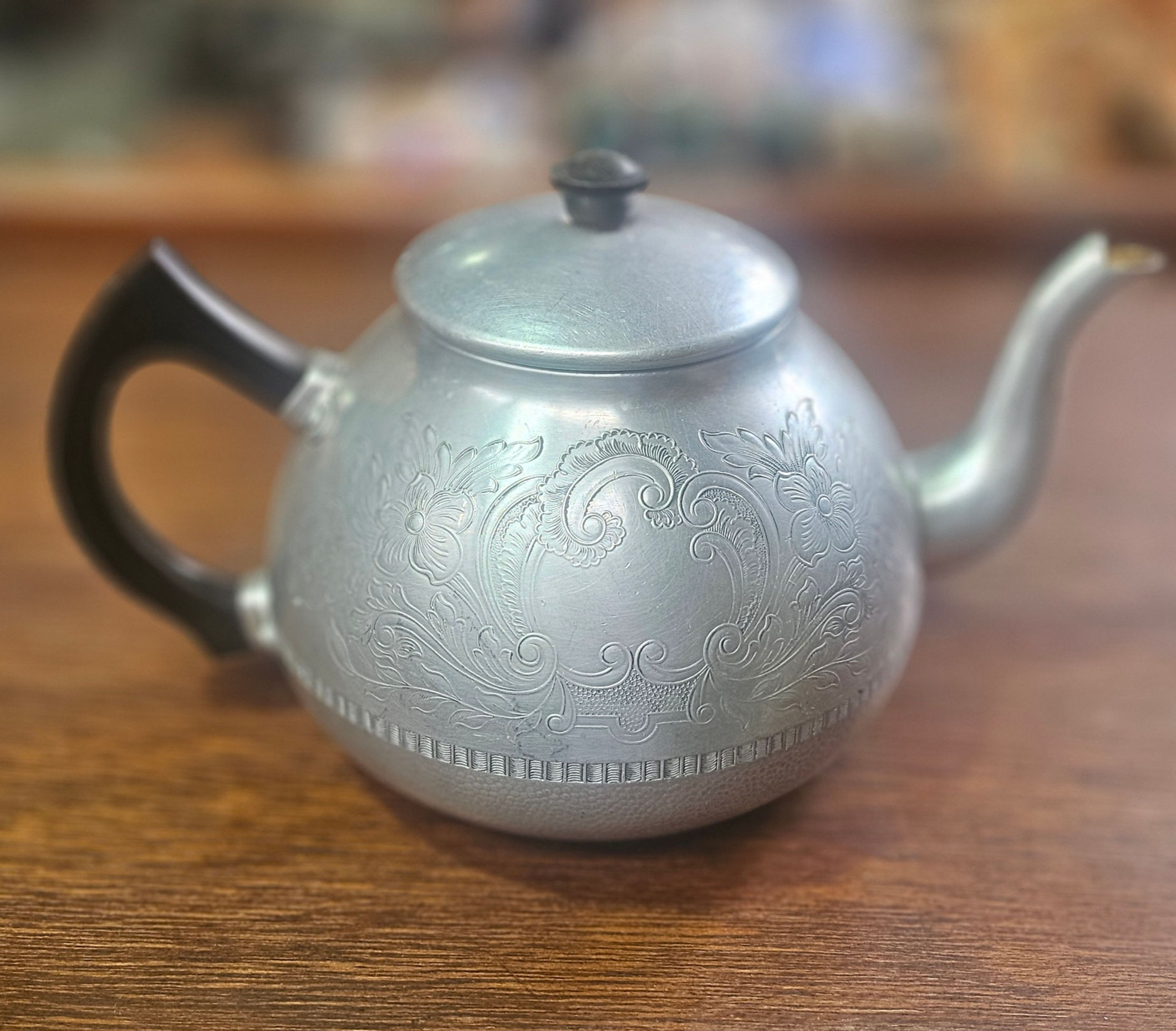 Teapot: Vintage Swan Brand The Carlton 6 Cup Aluminum Teapot W/ Bakelite Handle