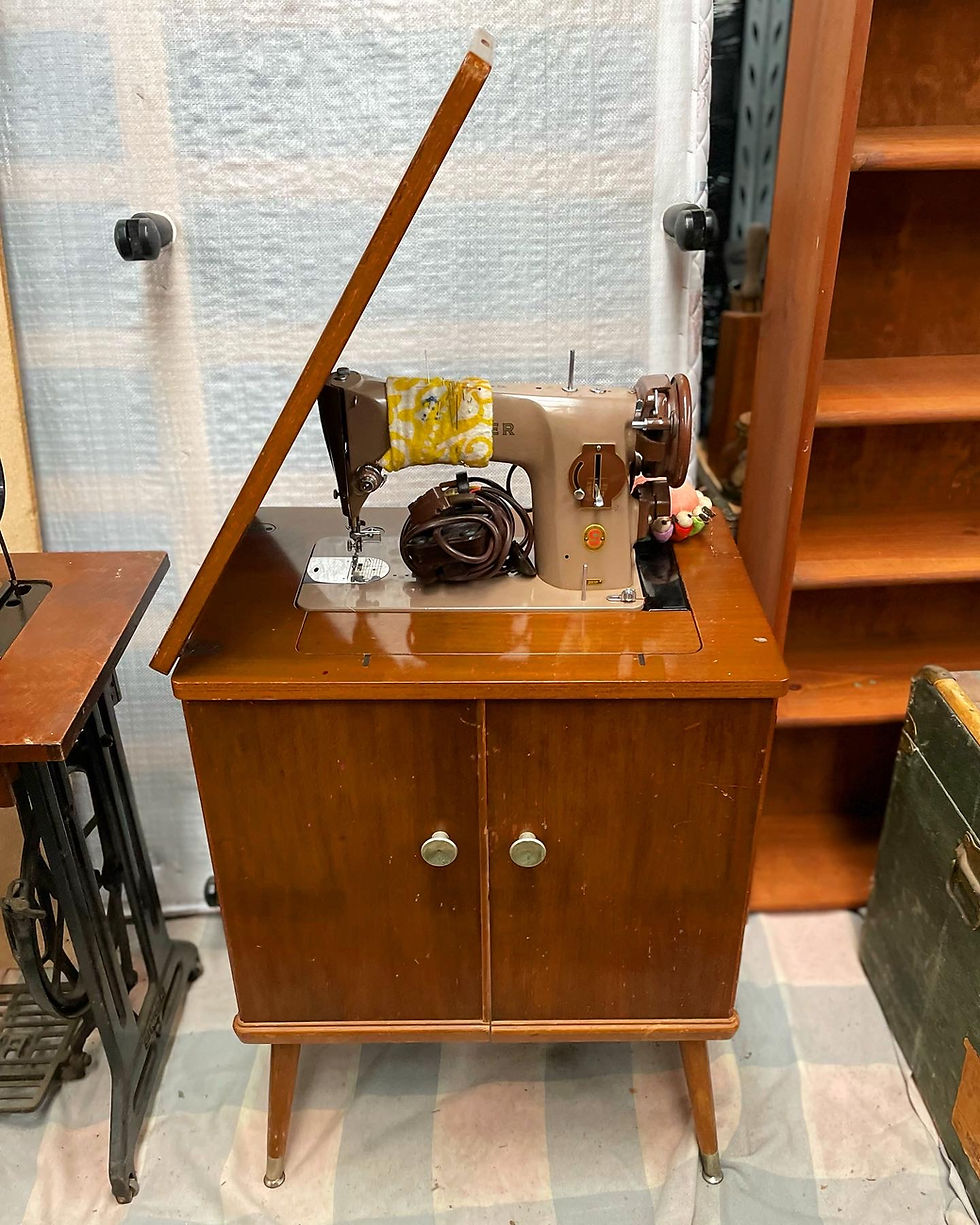 Thumbnail: Vintage 201P Singer Sewing Machine in Wooden Retro Cabinet 