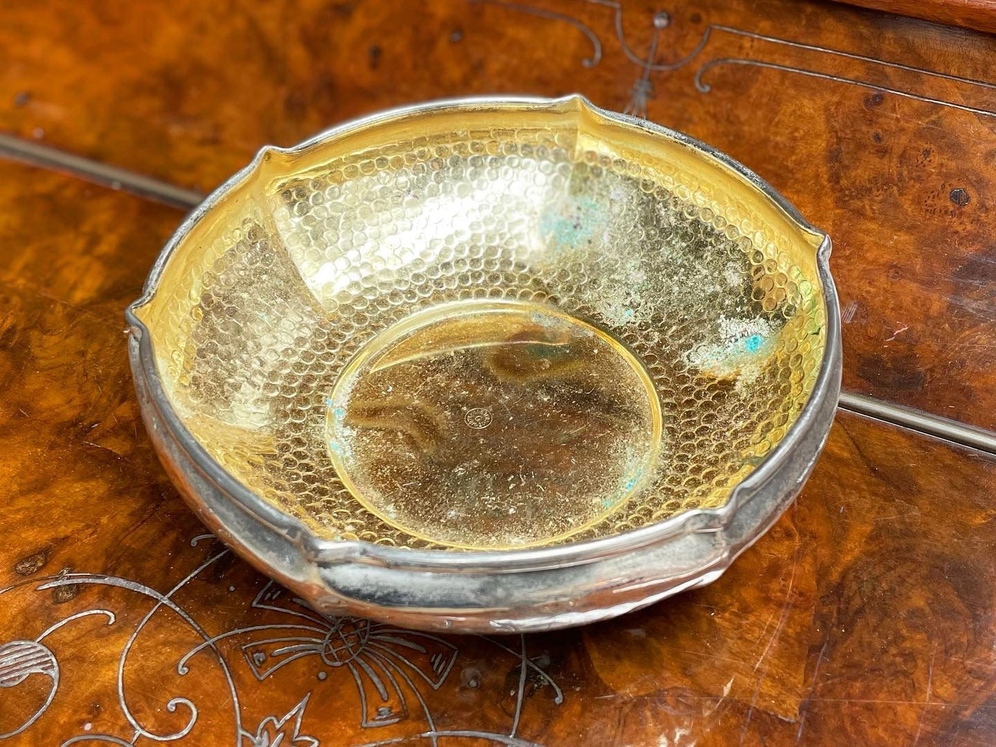 Vintage Decorative Metal Hammered Bowl/Centrepiece in Excellent Condition