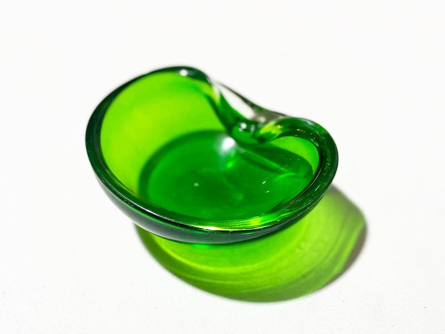 Small Mid-Century Modern Decorative Green Art Glass Bowl 