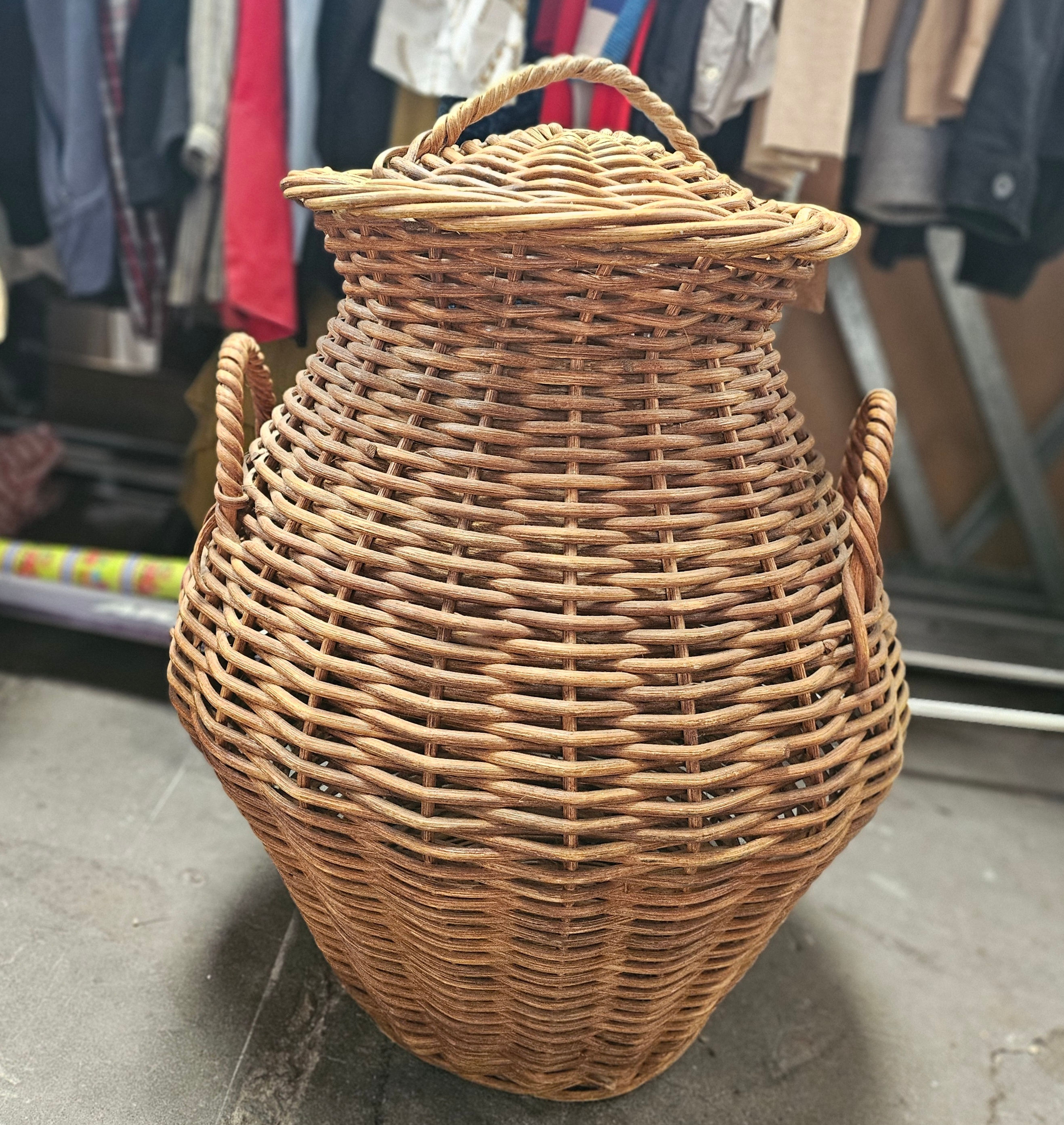 Basket: Wicker Laundry Basket W/ Lid