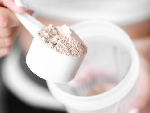 OS BENEFÍCIOS E MALEFÍCIOS DO WHEY PROTEIN: DESVENDANDO A PROTEÍNA EM PÓ