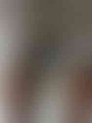 um homem vendo seu peso em uma balança