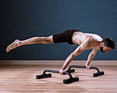 homem executando planche em casa