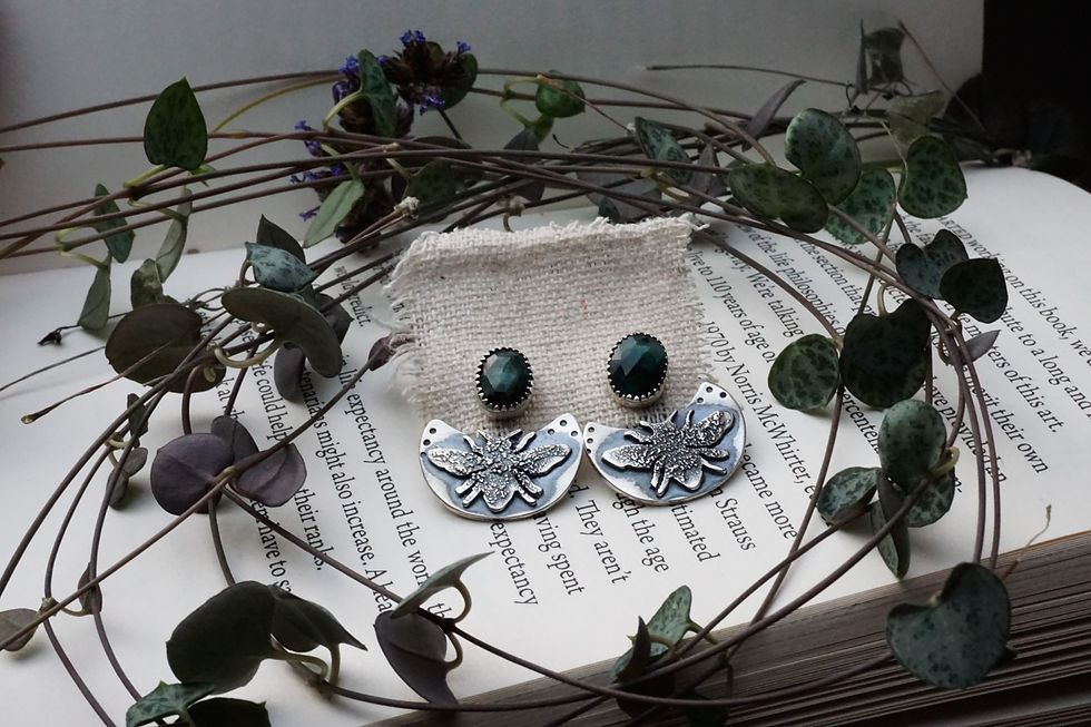 Thumbnail: Silver Pollen Bee Jackets Raw Emerald