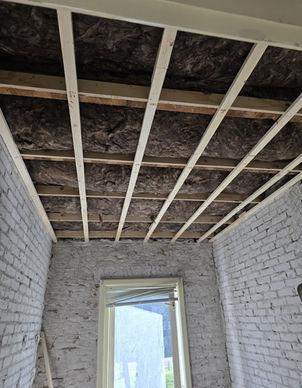Plafondconstructie voorzien van houten regelwerk en isolatie, voorbereid voor verdere afwerking en afwerking met gipsplaten