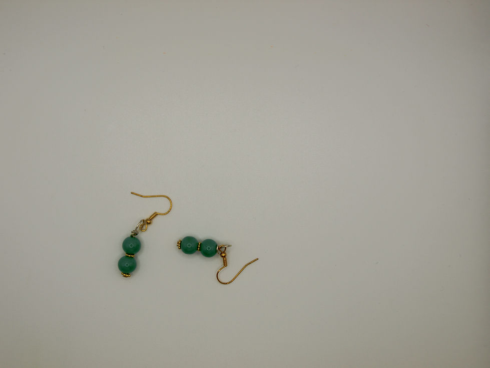 Orecchini con due pietre verdi di 6 mm, sovrapposte, con intermezzi metallici.