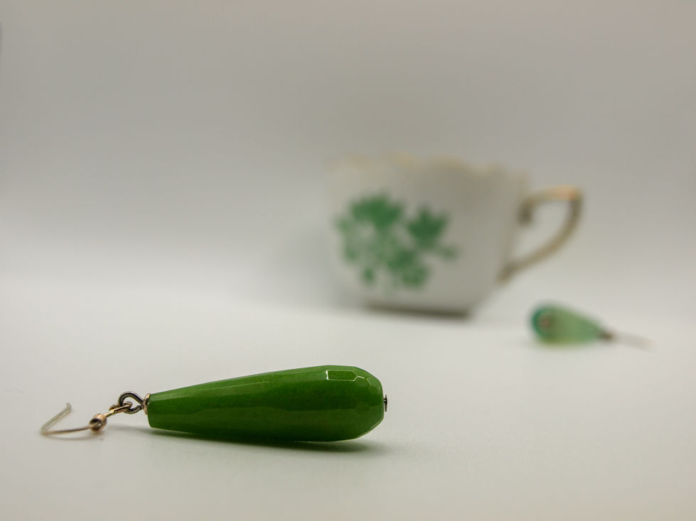 Orecchini a goccia di vetro verde.