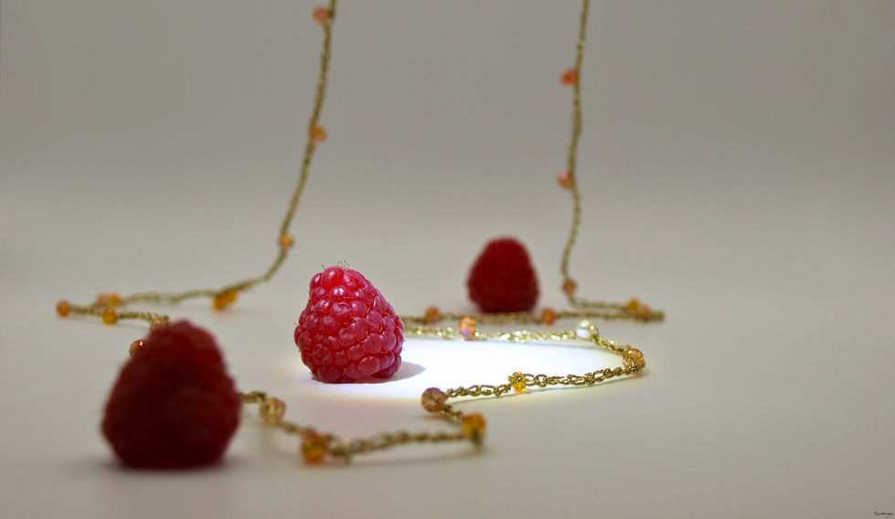 Collana di filo gioiello dorato. La catenella e' intervallata con cristallini gialli, di 3 mm.
