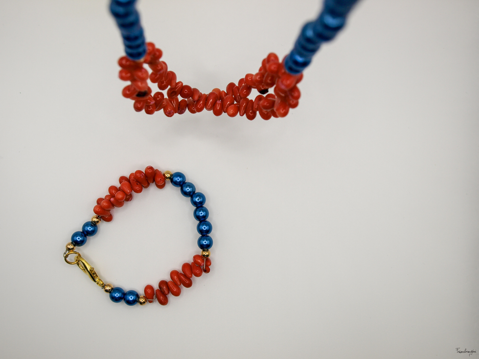 Collana bicolore, di perle lucide blu, e doppio filo di chips coralline di perle.
Braccialetto bicolore, di perle lucide blu, e chips coralline di perle.