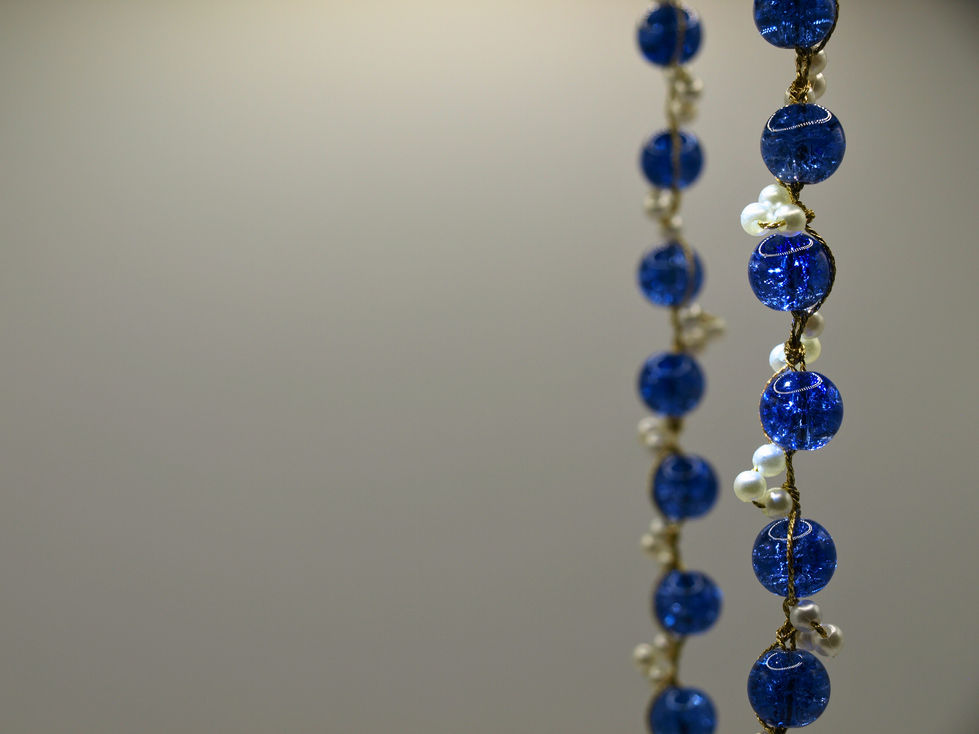 Collana di perle azzurre e perline bianche di 3 mm, infilate su filo dorato.
Una grande perla azzura si alterna a tre piccole perline bianche.