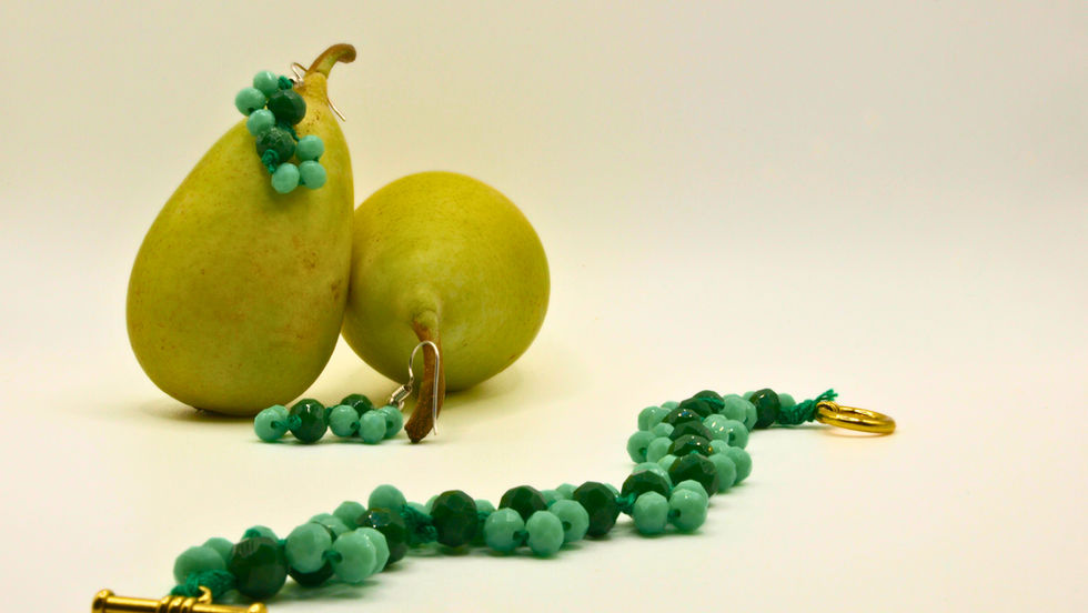 Orecchini e braccialetto di perline, di 4 mm, di due tonalita', chiara e scura, di verde, entrambi con modulo a gruppi di tre perline.