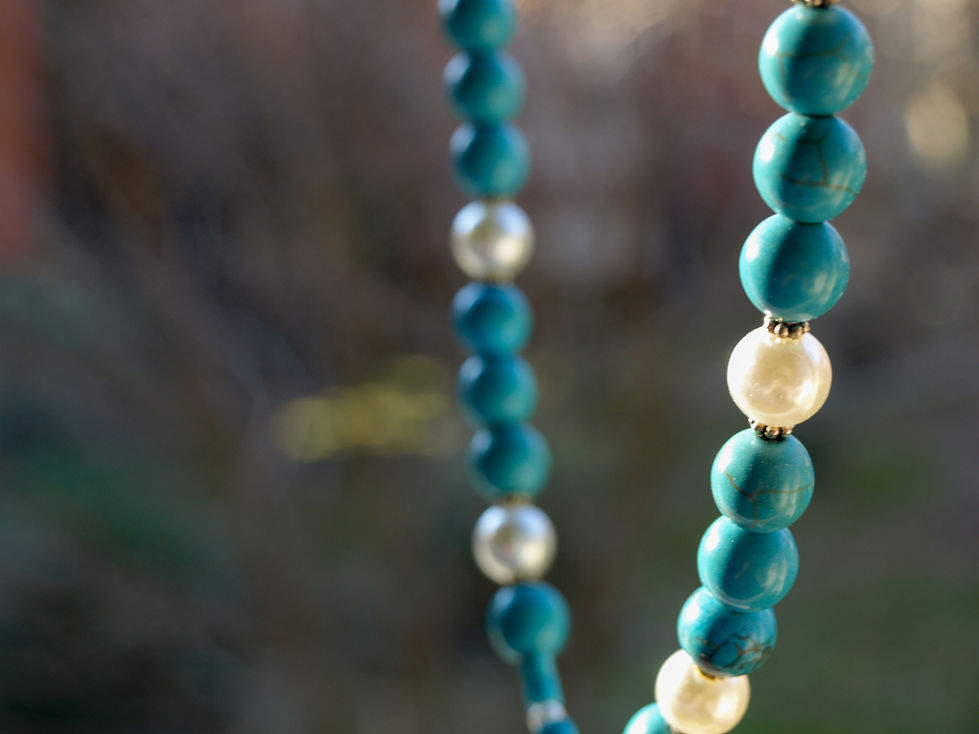 Collana di perle e turchesi, con pendaglio turchese, opera di indiani nativi dell'Arizona.