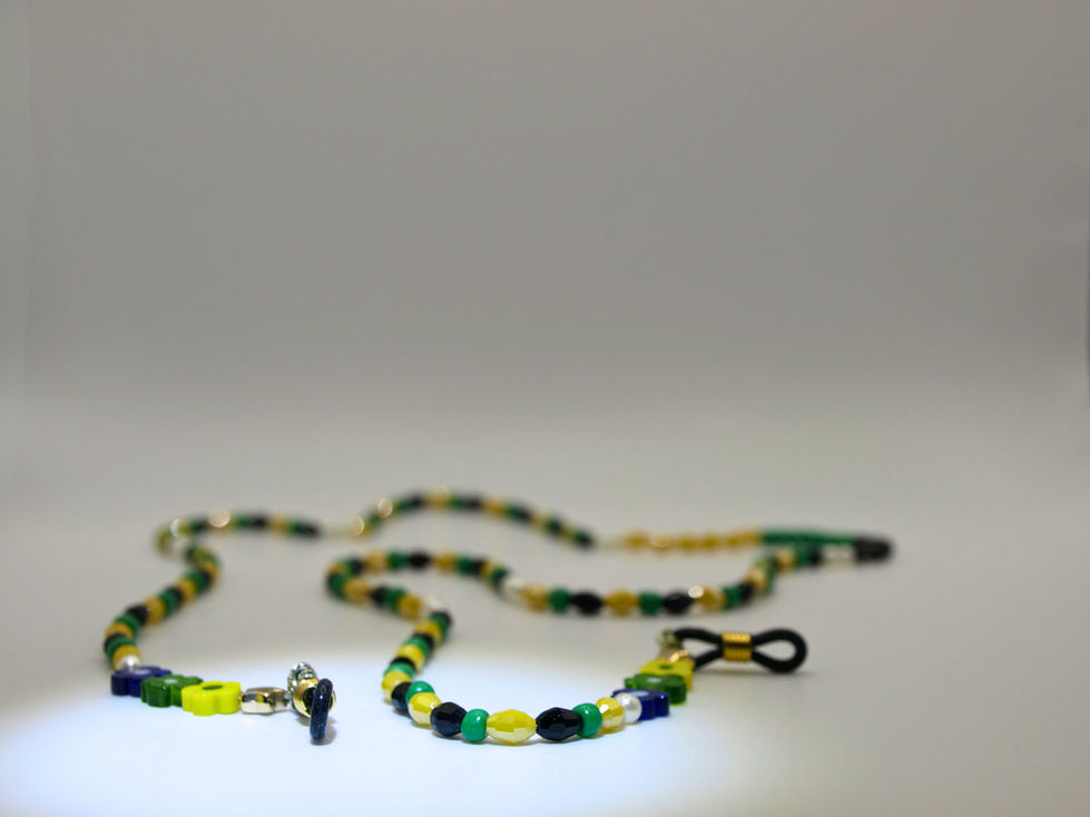 Cordicella per occhiali, di perline di 3 mm, infilate su filo resistente dorato, alternando i colori giallo, nero e verde.