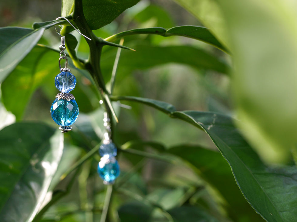 Orecchini di perle di colore blu chiaro trasparente, di 8 e 10 mm.