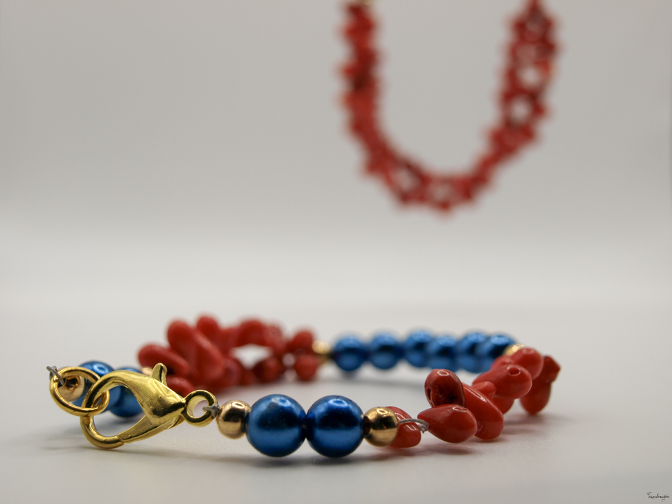 Collana bicolore, di perle lucide blu, e doppio filo di chips coralline di perle.
Braccialetto bicolore, di perle lucide blu, e chips coralline di perle.