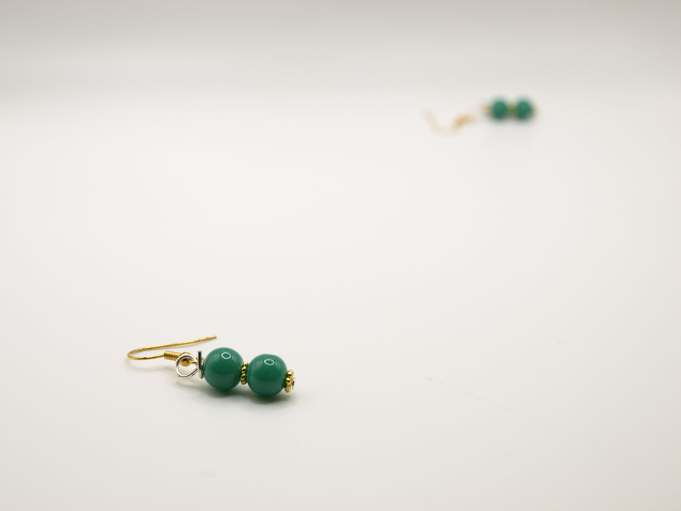 Orecchini con due pietre verdi di 6 mm, sovrapposte, con intermezzi metallici.