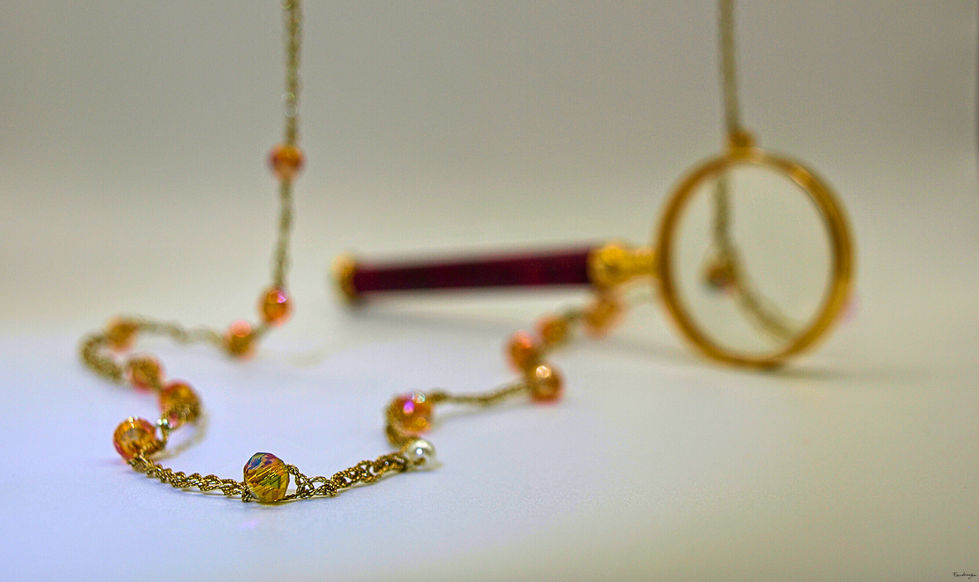 Collana di filo gioiello dorato. La catenella e' intervallata con cristallini gialli, di 3 mm.