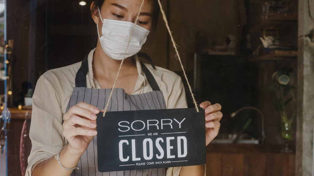 Sign indicating that the restaurant is closed