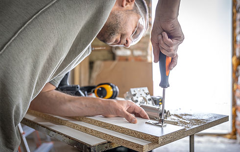 vissage-vis-autotaraudeuse-dans-trou-fixation-metallique-lame-bois-aide-tournevis-travail-