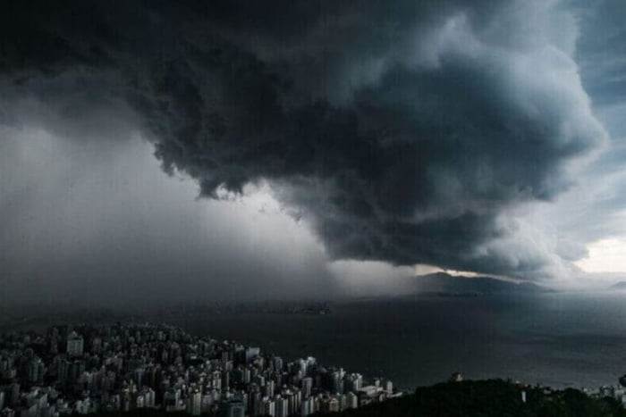 Alerta Vermelho: Previsão de Chuvas Intensas em Três Regiões; Alerta Laranja Também em Vigência