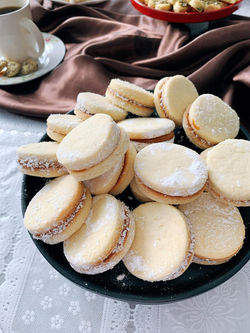 BISCOITO AMANTEIGADO COM DULCE DE LECHE