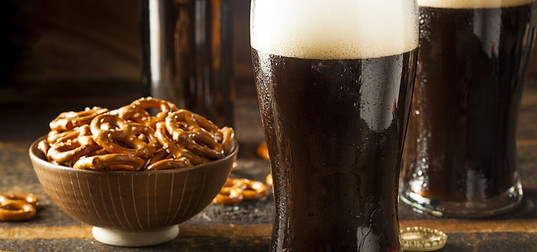 Bière brune et bretzels