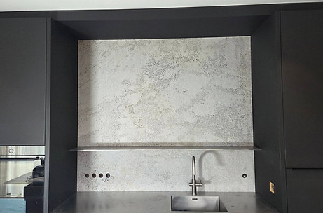Spatwand en handwasser toilet geplaatst in muschekalk