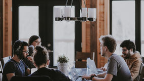 被裁员=丧失合法身份？停薪留职、减少工时薪资就能雇主员工双赢了吗？