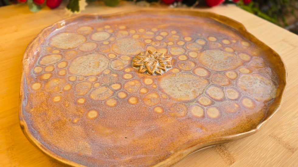 Plat artisanal en forme d’étoile, collection Lueur d’hiver, en grès fait main.