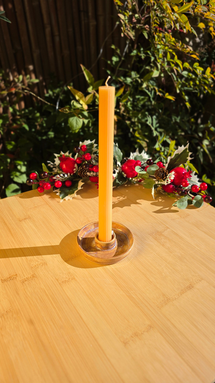 Bougeoir en grès artisanal émaillé, pièce unique de la collection Lueur d’hiver.