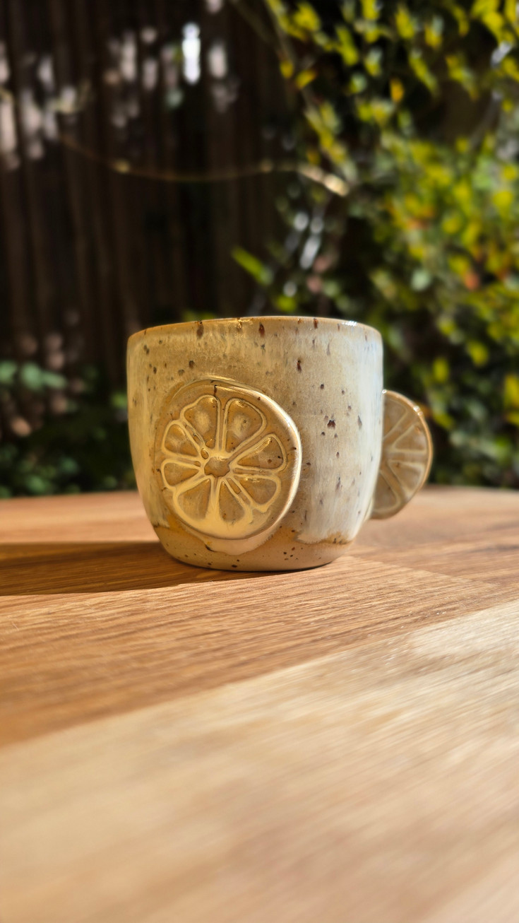 Anse en forme de rondelle de citron sur tasse artisanale en grès