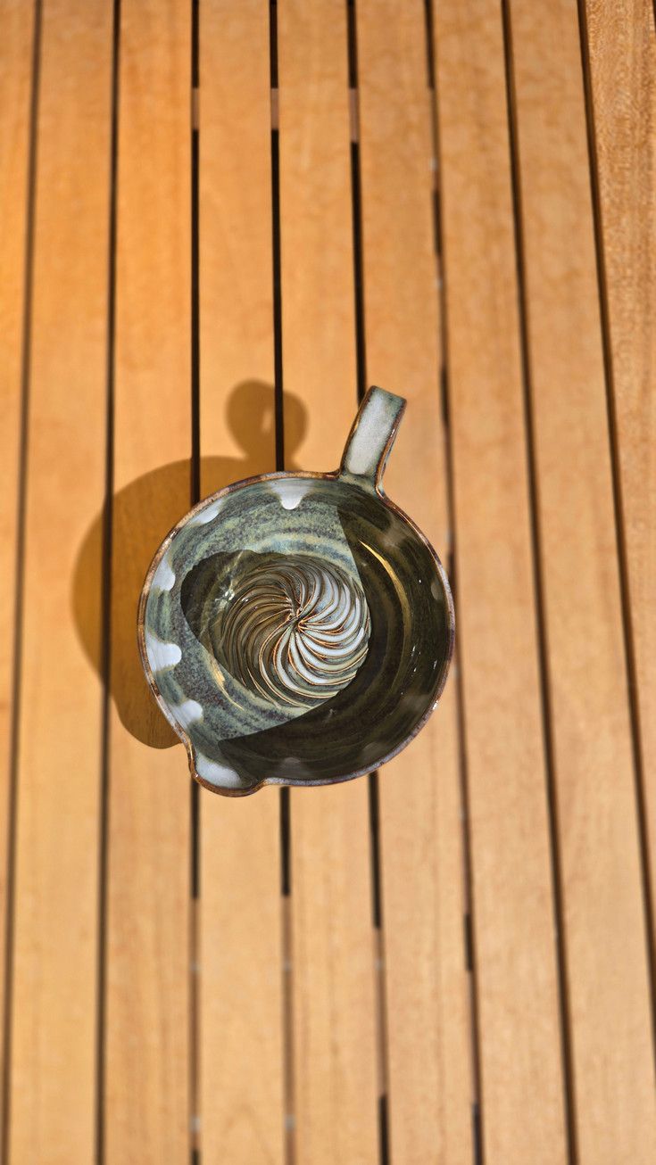 Presse-citron en grès artisanal vu de dessus – Les Pots d’Ania