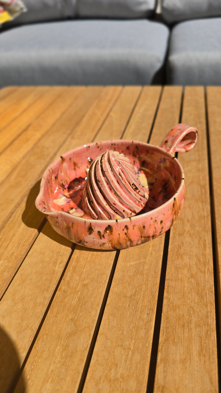 Presse-citron en grès émaillé fait main – vue de profil – Les Pots d’Ania