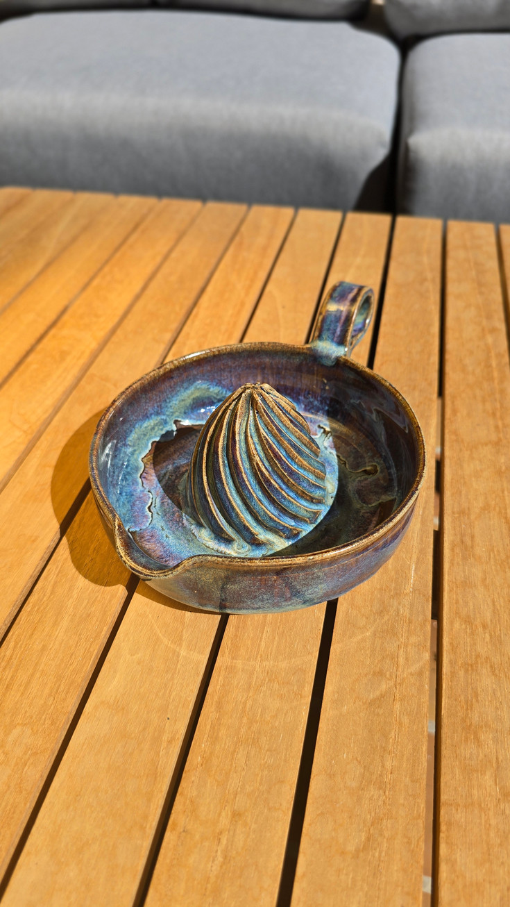 Presse-citron en grès artisanal fait main – accessoire de cuisine pratique – Les Pots d’Ania.