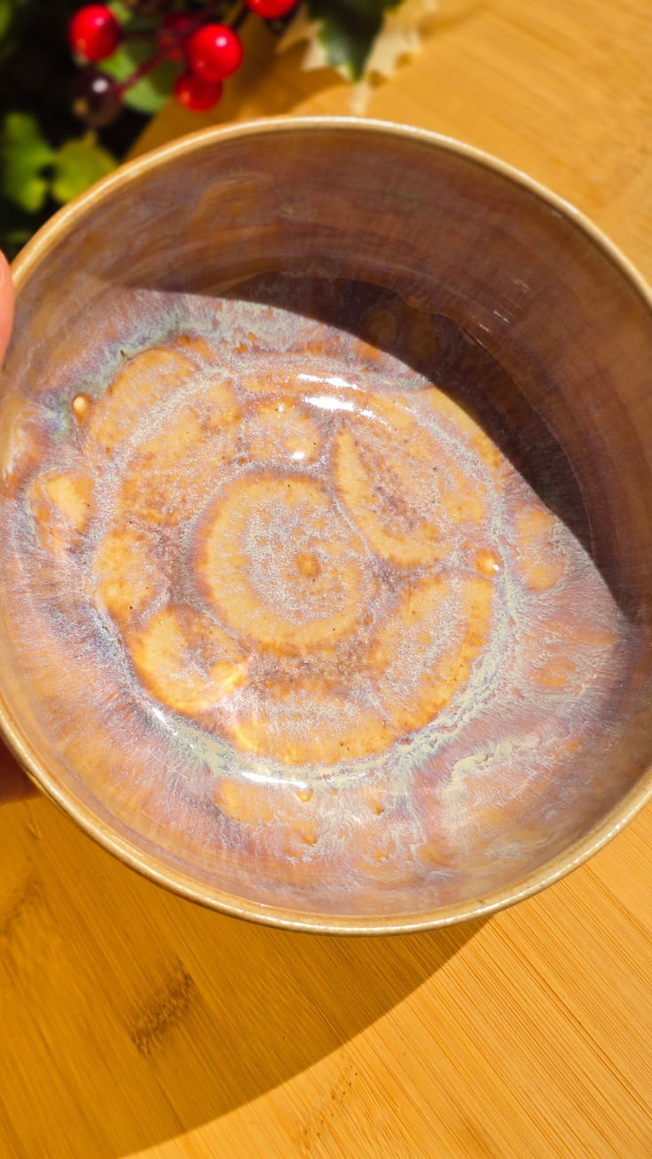 Bol artisanal en grès de la collection Lueur d’hiver, façonné à la main avec des nuances dorées et irisées.