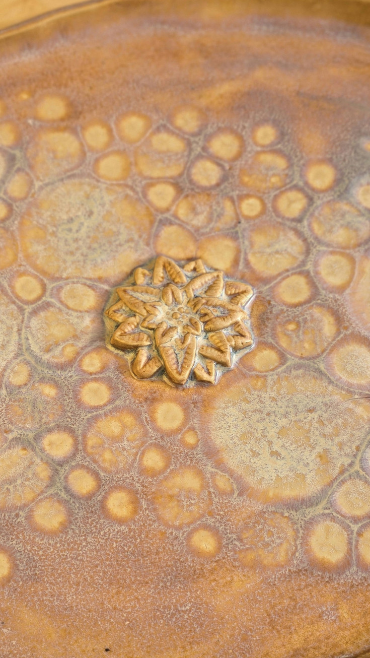 Plat artisanal en forme d’étoile, collection Lueur d’hiver, en grès fait main.
