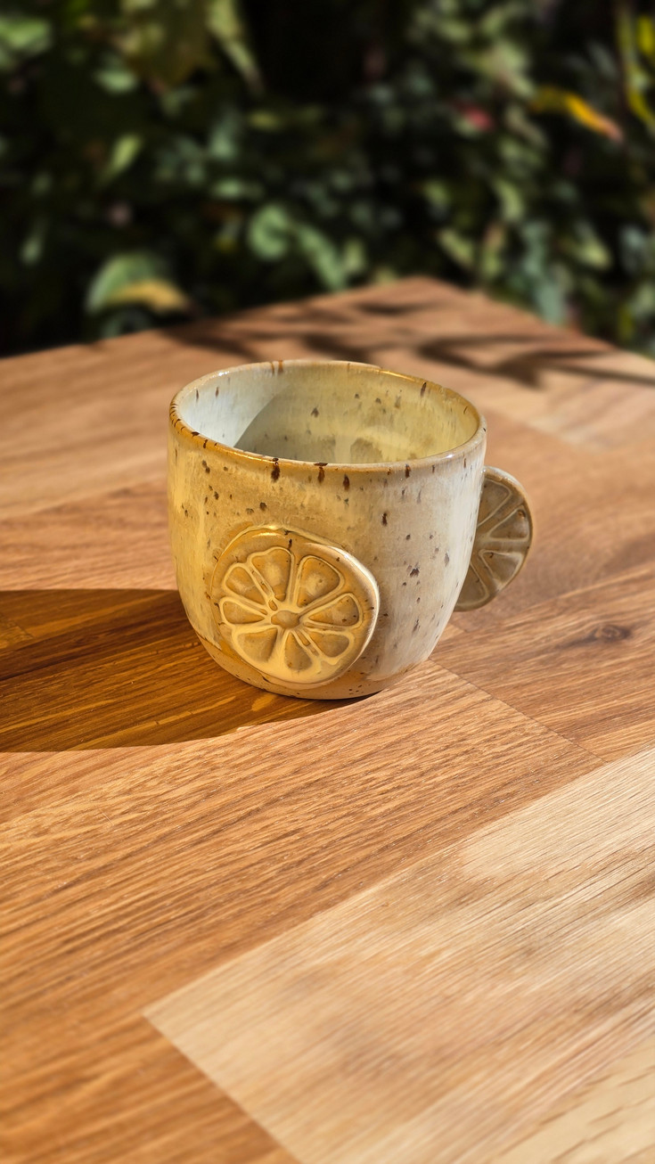 Tasse Lemon Cup en grès moucheté façonnée à la main