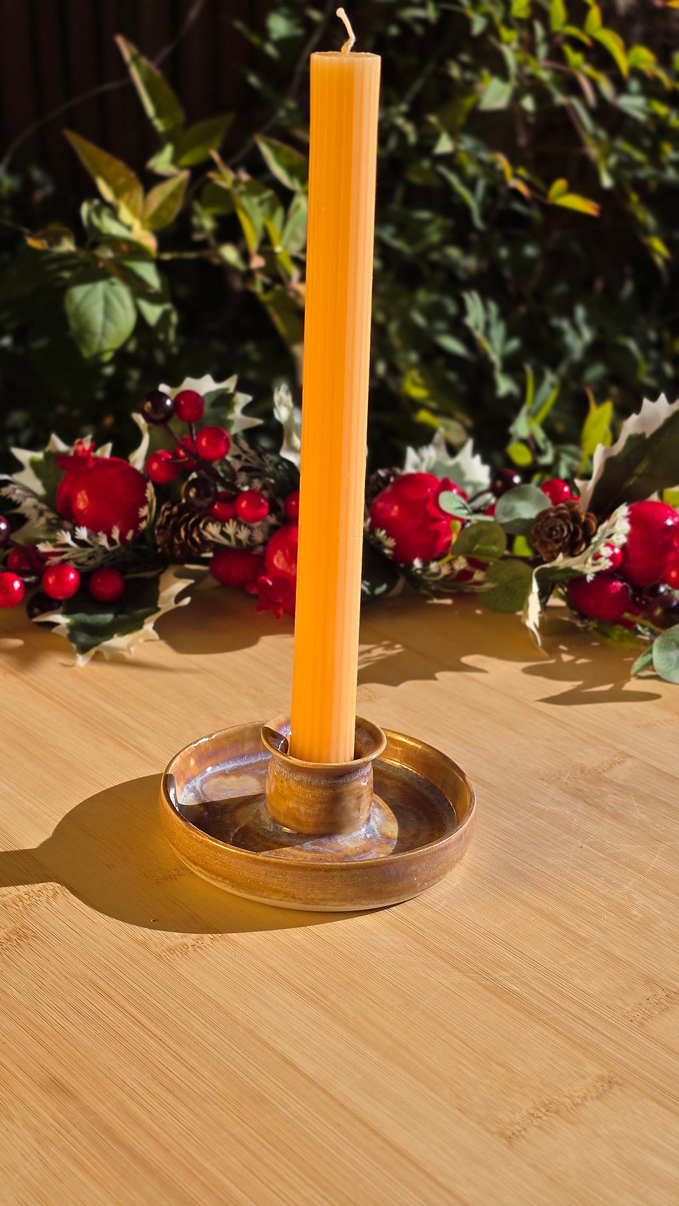 Bougeoir en grès artisanal émaillé, pièce unique de la collection Lueur d’hiver.