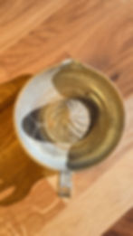 Presse-citron en grès fait main, vue de dessus